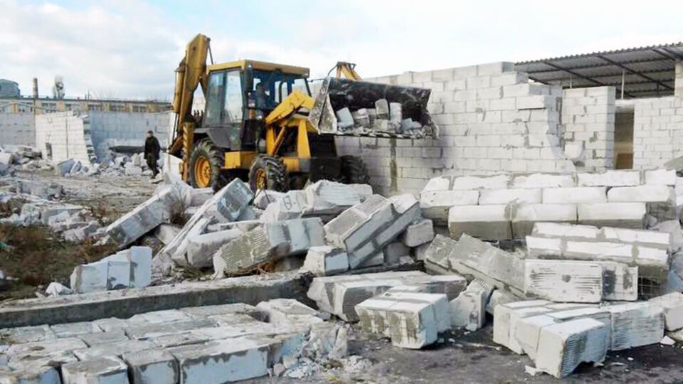 Конфликт на рынке возник, когда коммунальщики приехали сносить построенные на нем здания