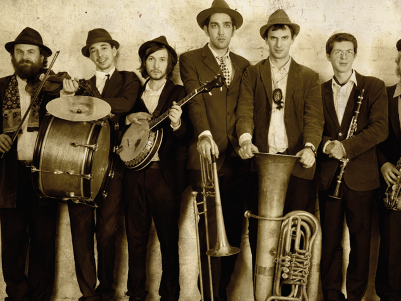 Группа "Добраночь" исполняет композиции, написанные для исполнения духовым оркестром