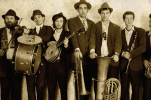 Группа "Добраночь" исполняет композиции, написанные для исполнения духовым оркестром