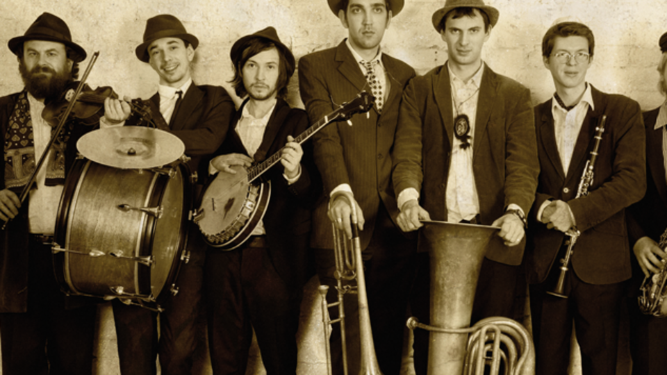 Группа "Добраночь" исполняет композиции, написанные для исполнения духовым оркестром