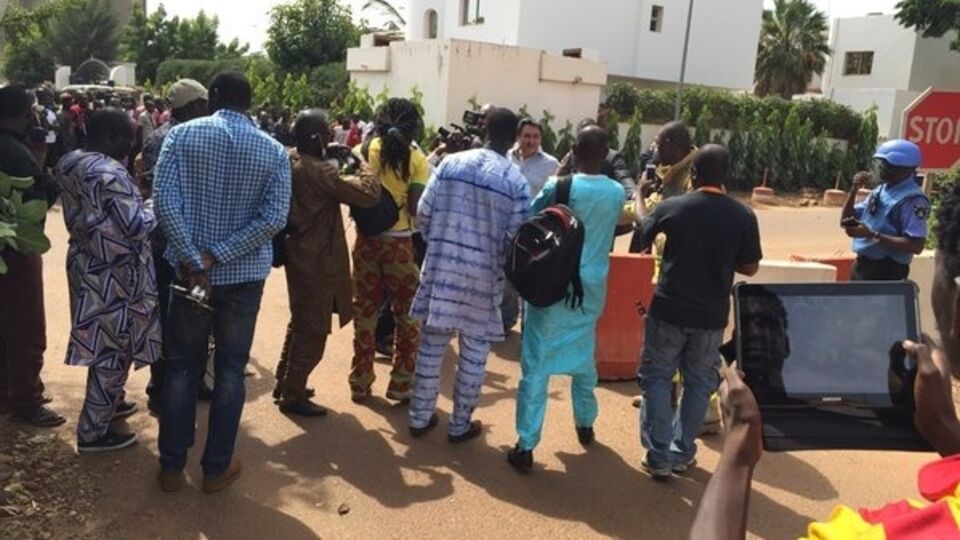 В отеле Radisson Blu в Бамако террористы все еще удерживают заложников