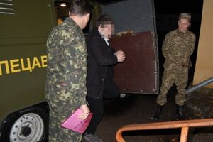 Задержанный помещен в изолятор временного содержания, решается вопрос о его аресте и экстрадиции