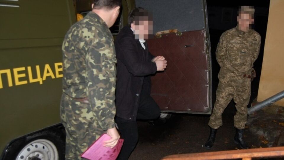Задержанный помещен в изолятор временного содержания, решается вопрос о его аресте и экстрадиции