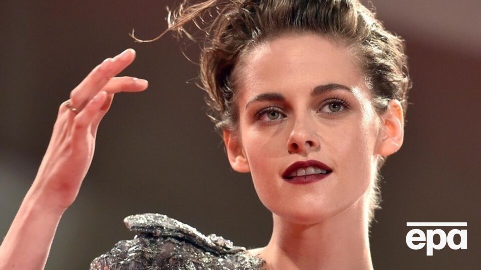 Стюарт время от времени появляется на показах Лагерфельда