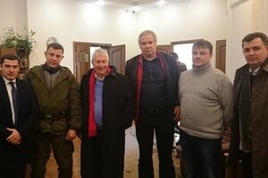 Депутаты от немецкой "Левой" Вольфганг Герке и Андрей Гунко (в центре) опять посетили боевиков в Донецке. В прошлый раз они встречались с главарем "ДНР" Александром Захарченко (второй слева)