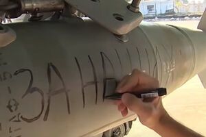 Российские пилоты на бомбах для ИГИЛ написали "За наших! За Париж!"