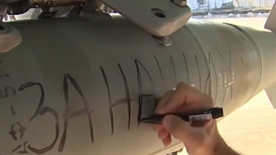 Российские пилоты на бомбах для ИГИЛ написали "За наших! За Париж!"