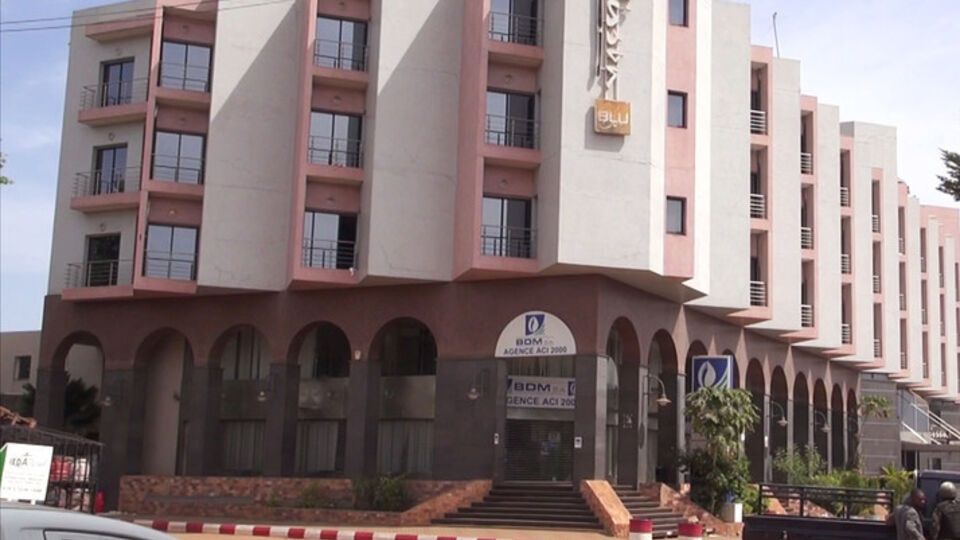 Нападение террористов на отель в Мали: 27 заложников и два боевика погибли. Фоторепортаж