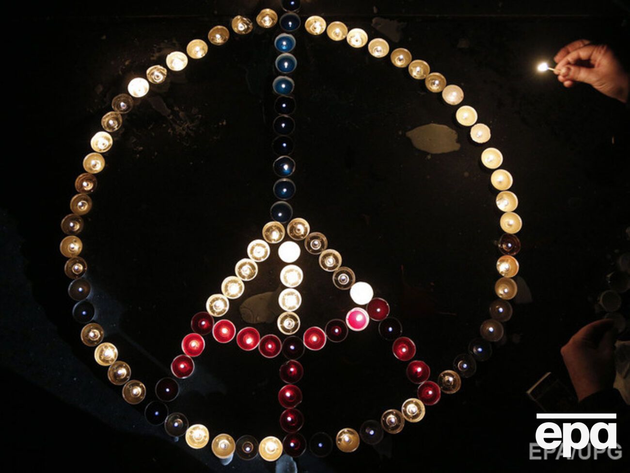 На площади Республики выложили рисунок из свечей в форме Эйфелевой башни