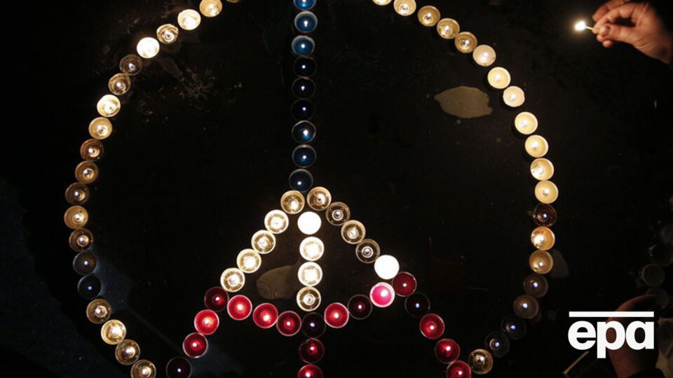 На площади Республики выложили рисунок из свечей в форме Эйфелевой башни