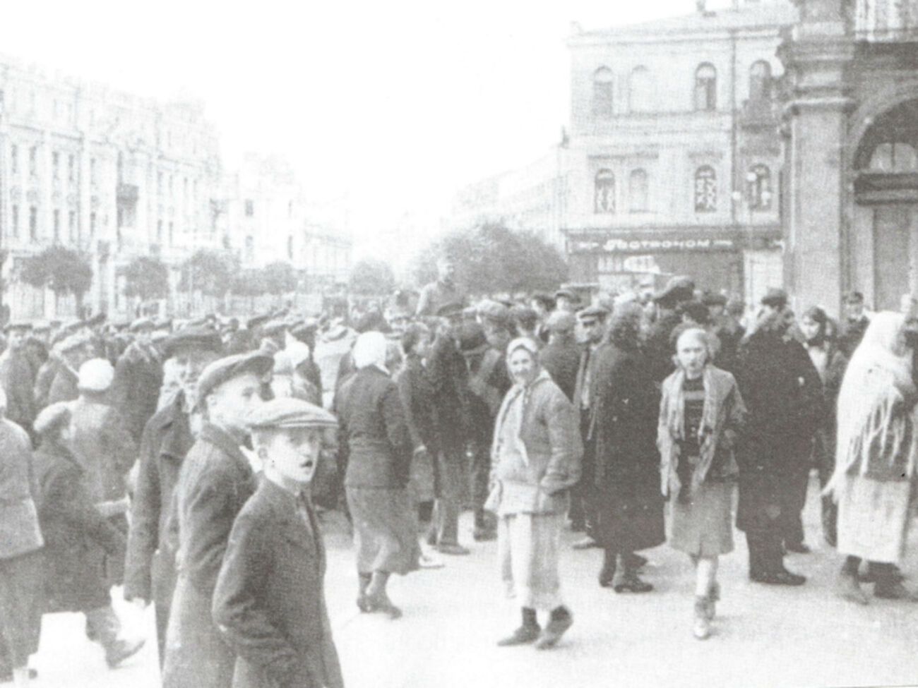 Киевляне слушают представителя немецкой службы пропаганды на Думской площади