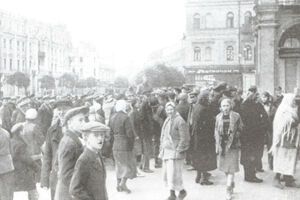 Киевляне слушают представителя немецкой службы пропаганды на Думской площади