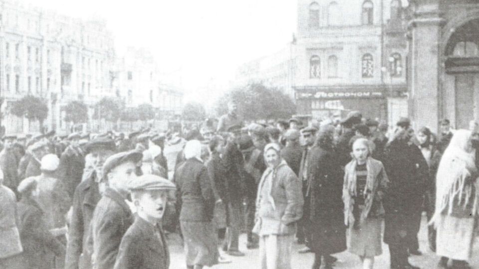 Киевляне слушают представителя немецкой службы пропаганды на Думской площади