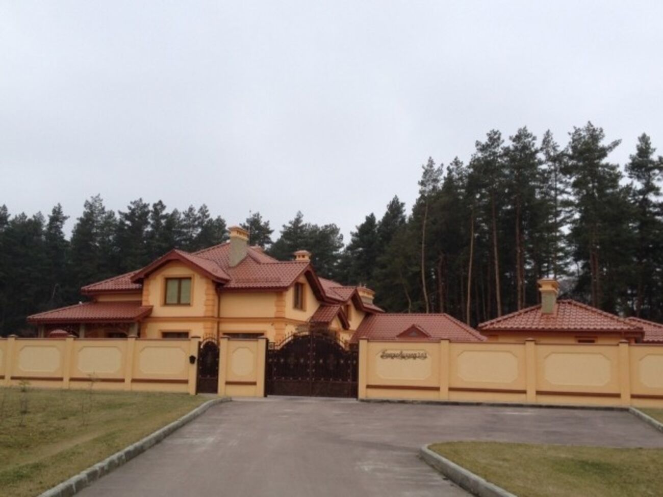 Журналисты засняли дом дочери генерала СБУ Писного, которого пнул Парасюк. Видео