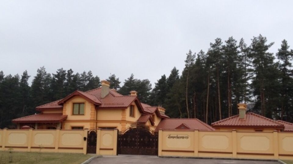 Журналисты засняли дом дочери генерала СБУ Писного, которого пнул Парасюк. Видео