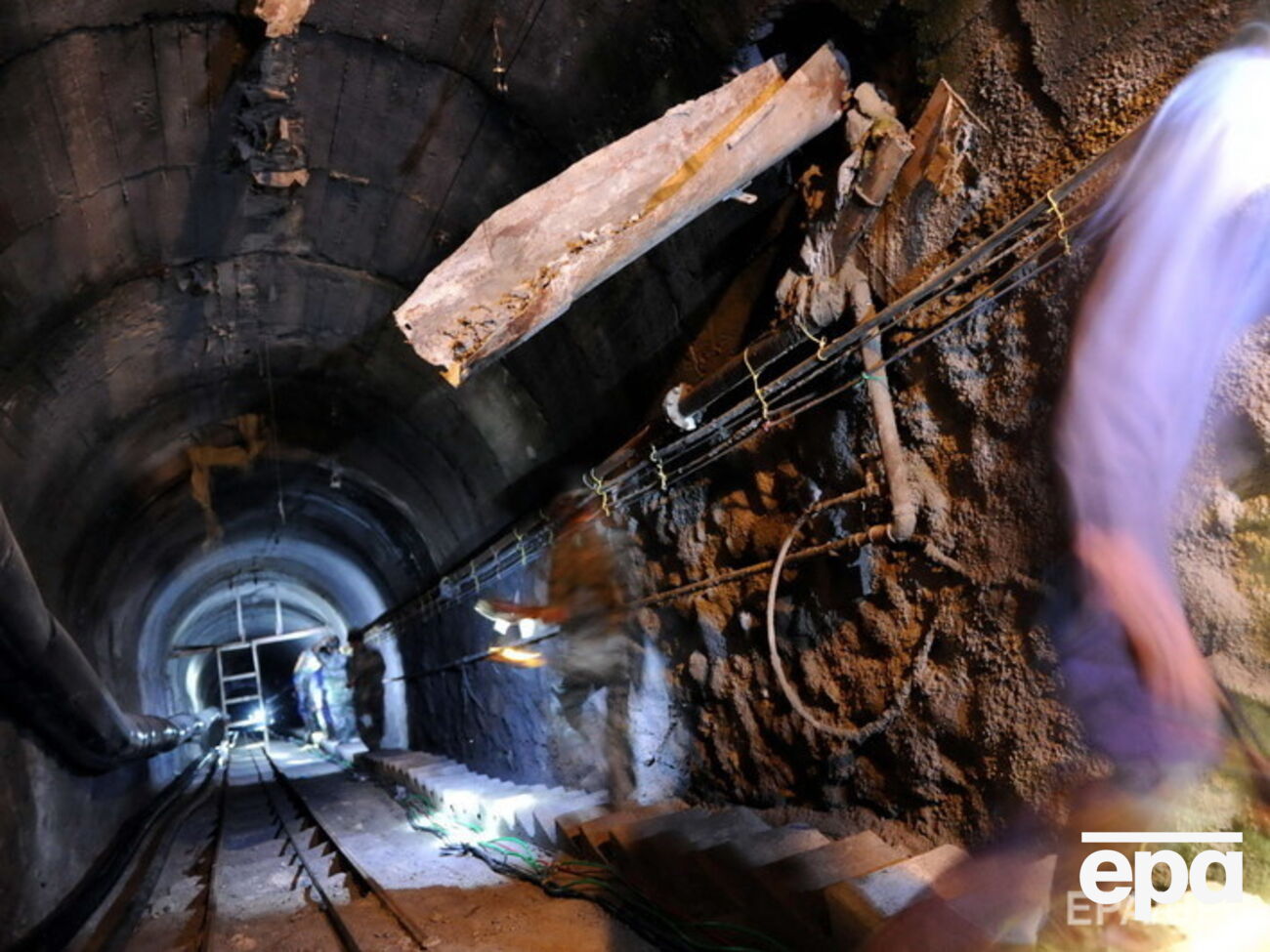 16 человек самостоятельно выбрались из горящего забоя