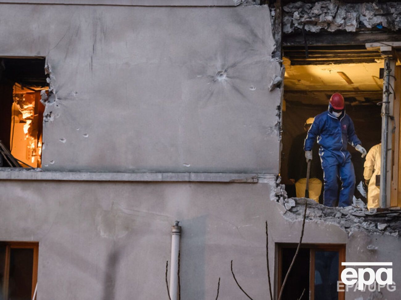 Взрывом смертника выбило окна и часть стены четырехэтажного дома