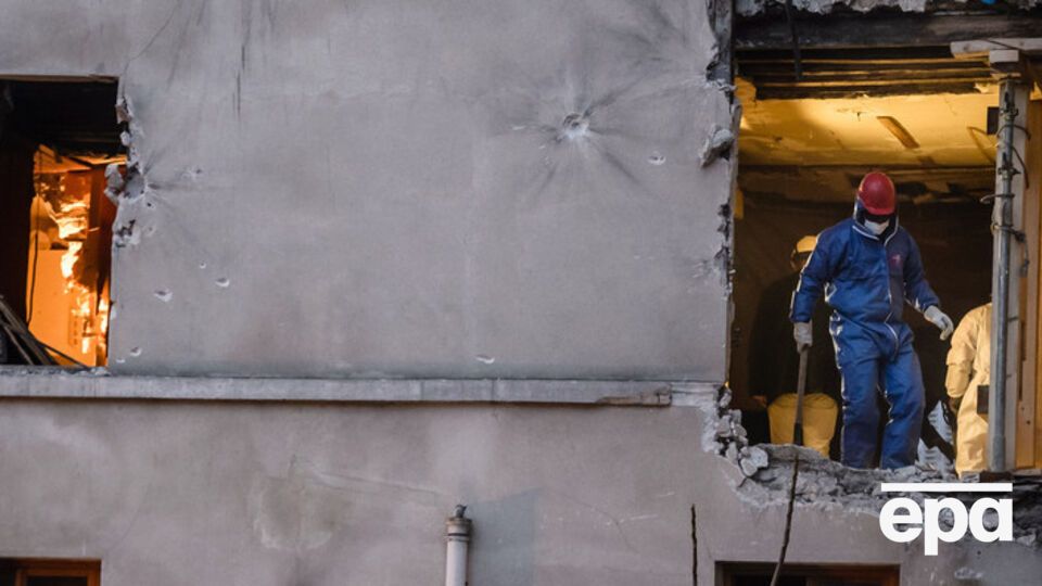 Взрывом смертника выбило окна и часть стены четырехэтажного дома