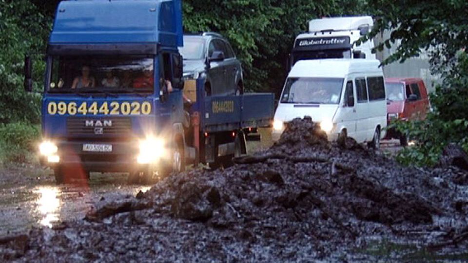 МВД: На автодороге Межгорье – Колочава – Усть черная – Бедевля в результате прорыва дамбы размыто земляное полотно дороги