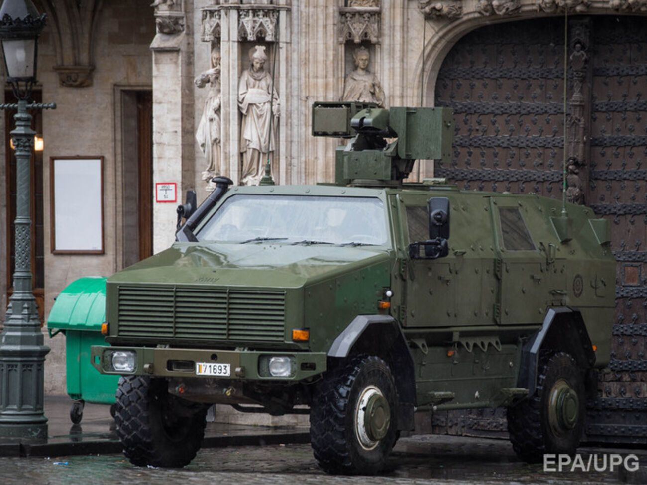 В Брюсселе приняты беспрецедентные меры безопасности. Закрыты рынки и метро. Фоторепортаж