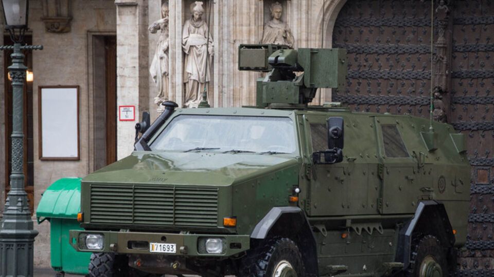 В Брюсселе приняты беспрецедентные меры безопасности. Закрыты рынки и метро. Фоторепортаж