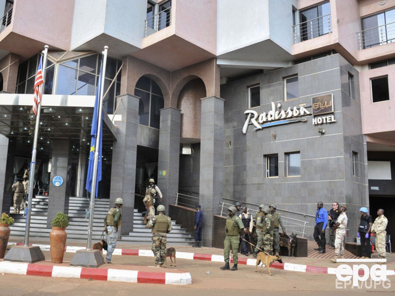 Заложник снял начало захвата отеля в Мали. Видео