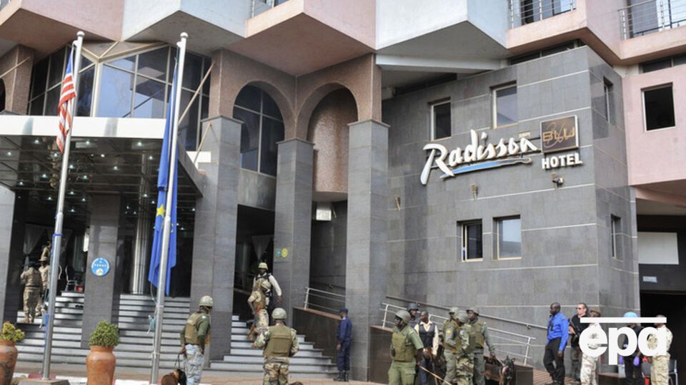 Заложник снял начало захвата отеля в Мали. Видео