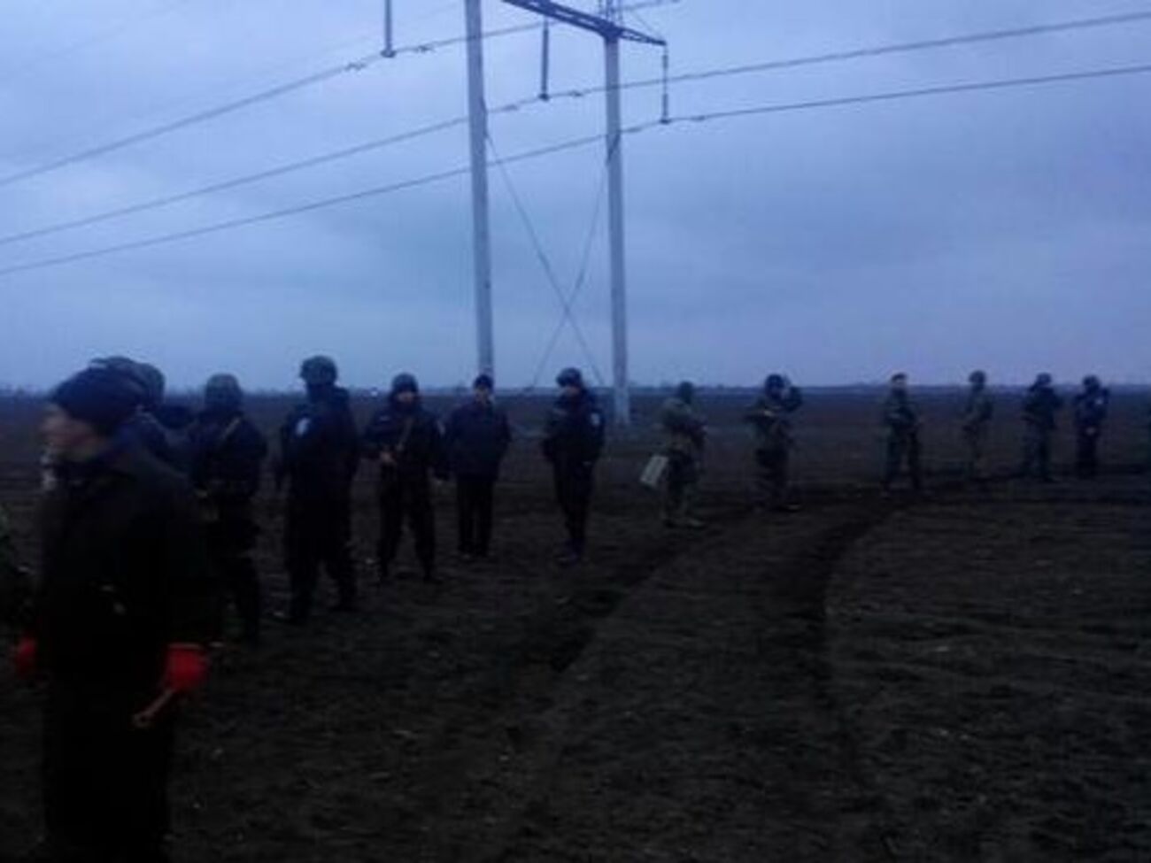 Взорванные электроопоры окружили автоматчики