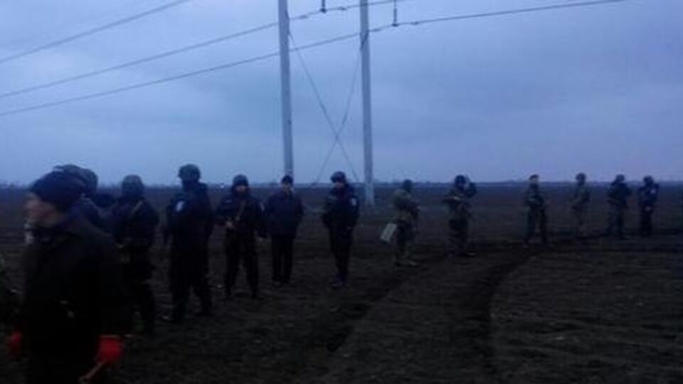 Взорванные электроопоры окружили автоматчики