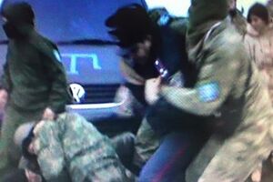 Силовики утверждают, что митингующий напал на полицейского с ножом