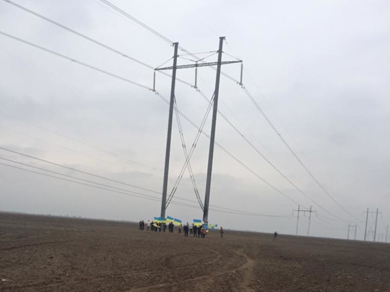 Поврежденные ранее электроопоры взорвали