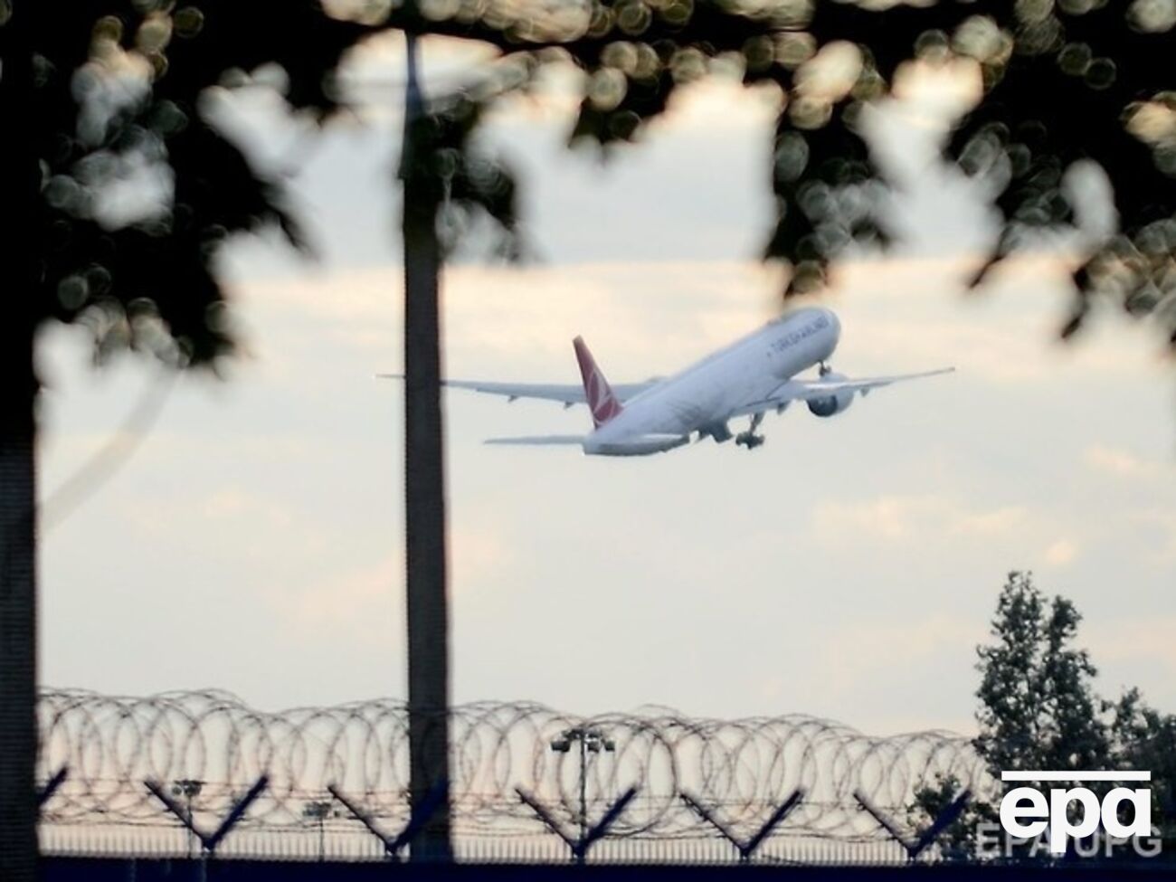 Канадские власти заявили, что экипаж и 256 пассажиров находятся в терминале аэропорта