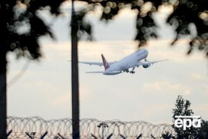 Канадские власти заявили, что экипаж и 256 пассажиров находятся в терминале аэропорта