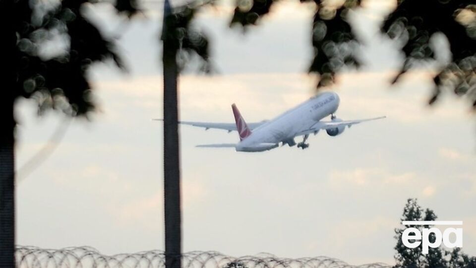 Канадские власти заявили, что экипаж и 256 пассажиров находятся в терминале аэропорта