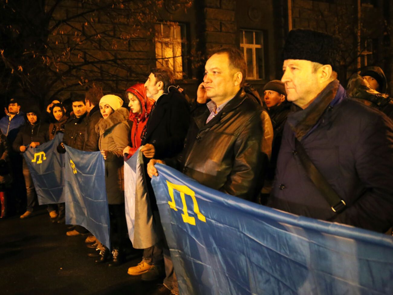Митингующие требовали от властей прекратить давление на участников блокирования Крыма