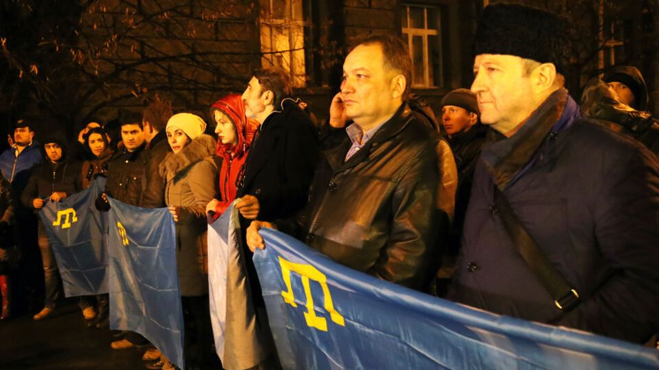 Митингующие требовали от властей прекратить давление на участников блокирования Крыма