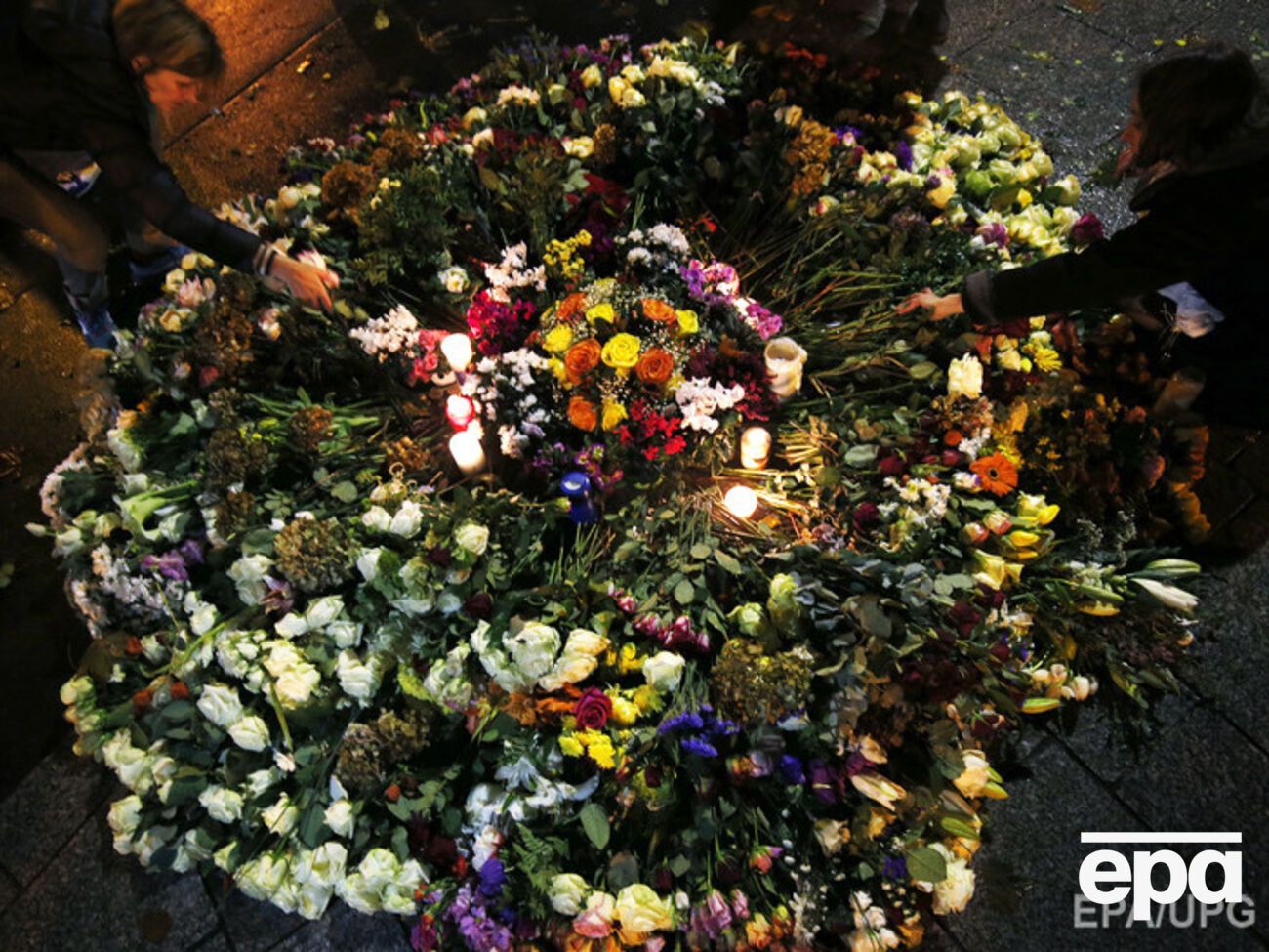 Парижане принесли цветы к концертному залу "Батаклан", отметив неделю со дня совершения терактов в Париже