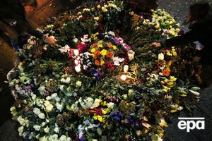 Парижане принесли цветы к концертному залу "Батаклан", отметив неделю со дня совершения терактов в Париже