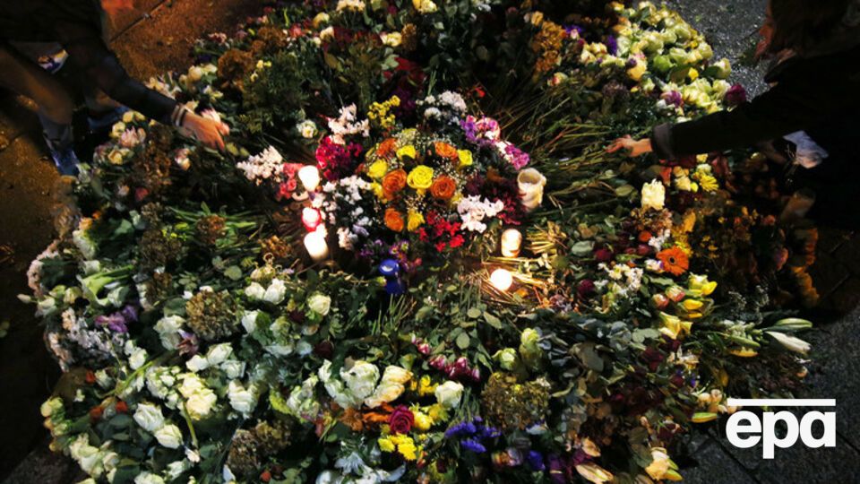 Парижане принесли цветы к концертному залу "Батаклан", отметив неделю со дня совершения терактов в Париже