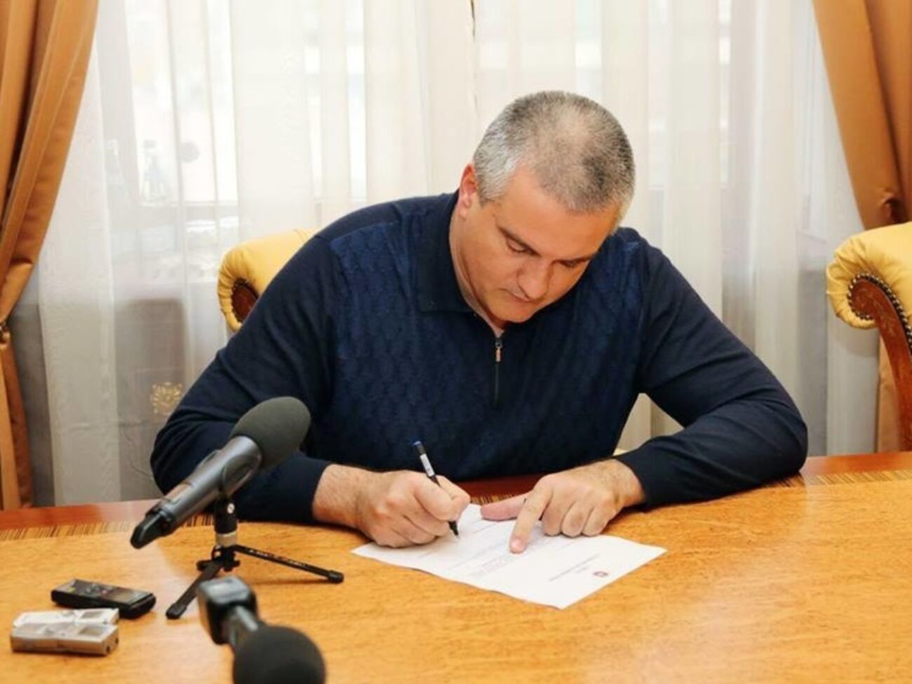 Аксенов назначил 23 ноября нерабочим днем в связи с введением чрезвычайной ситуации