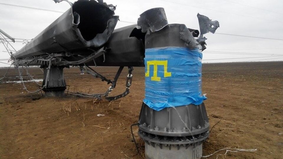 Участники акции настаивают: опоры упали от ветра