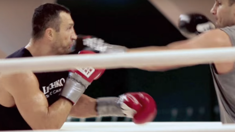 Братья Кличко провели спарринг. Видео
