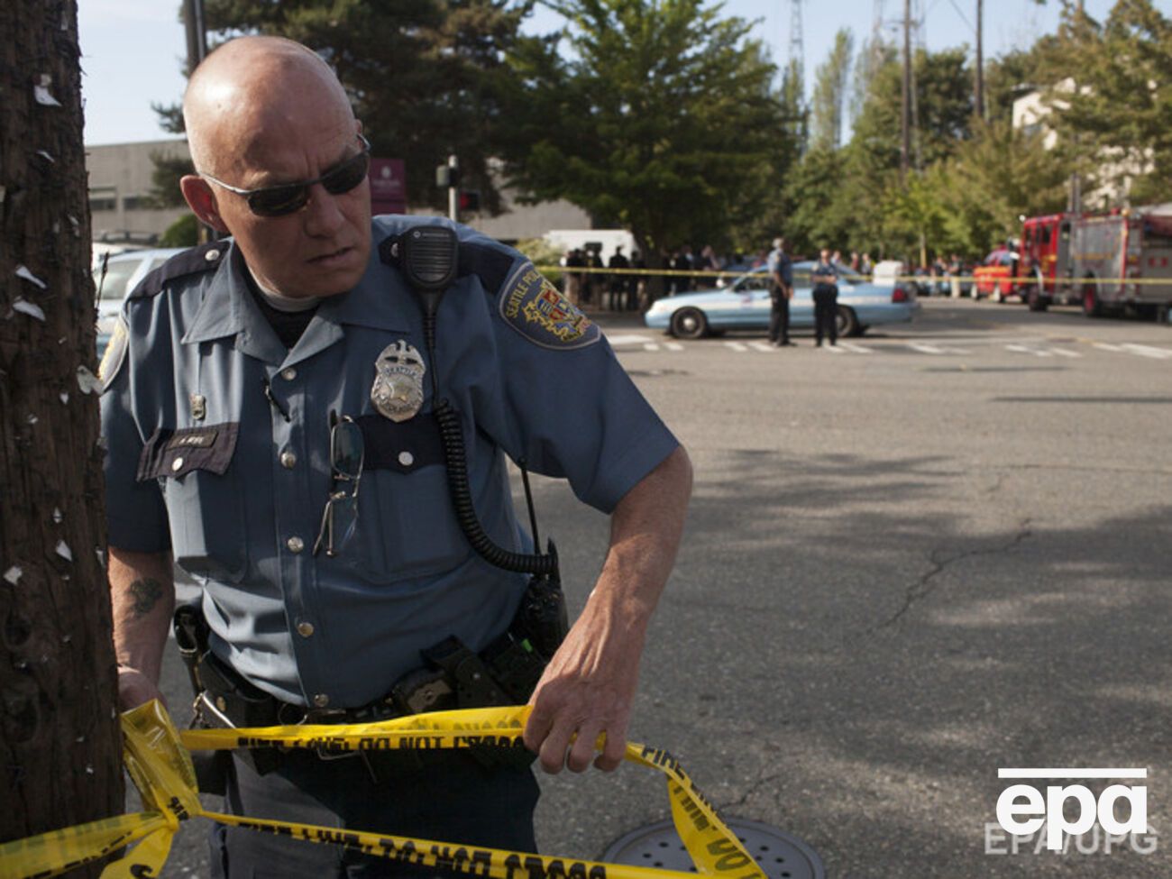 В одном из парков города двое вооруженных людей обстреляли толпу