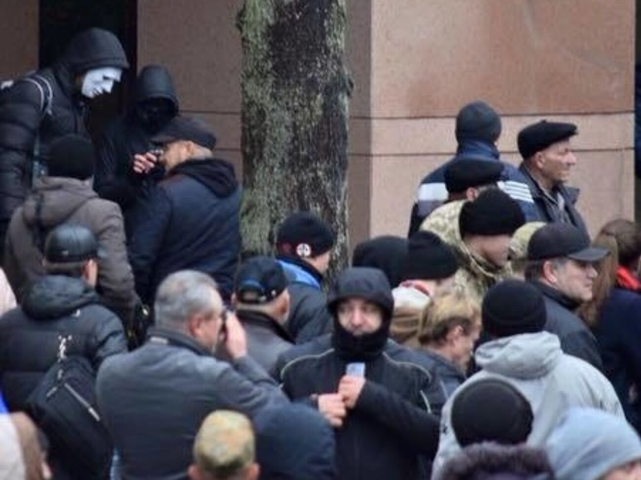 Несколько десятков неизвестных в Киеве взломали двери в офисе СКМ