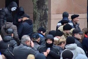 Несколько десятков неизвестных в Киеве взломали двери в офисе СКМ