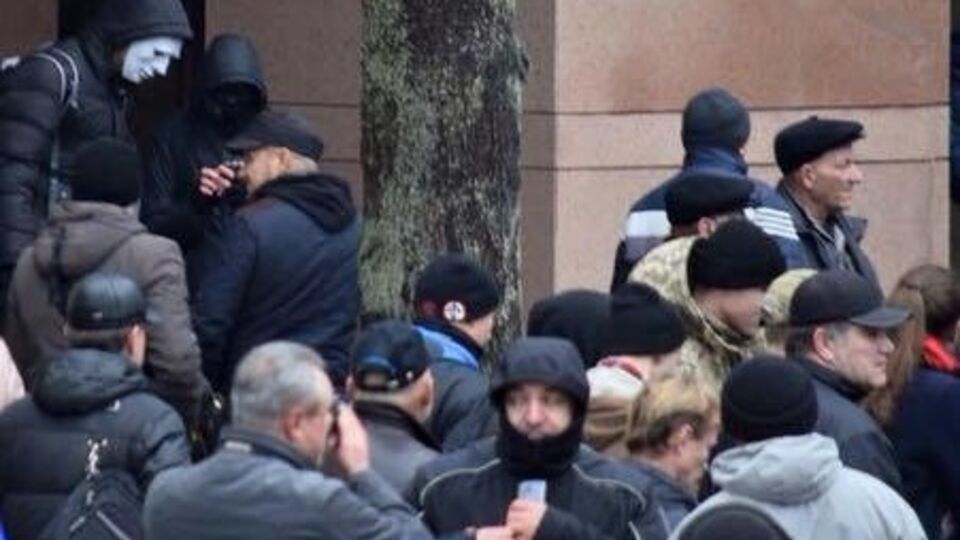 Несколько десятков неизвестных в Киеве взломали двери в офисе СКМ