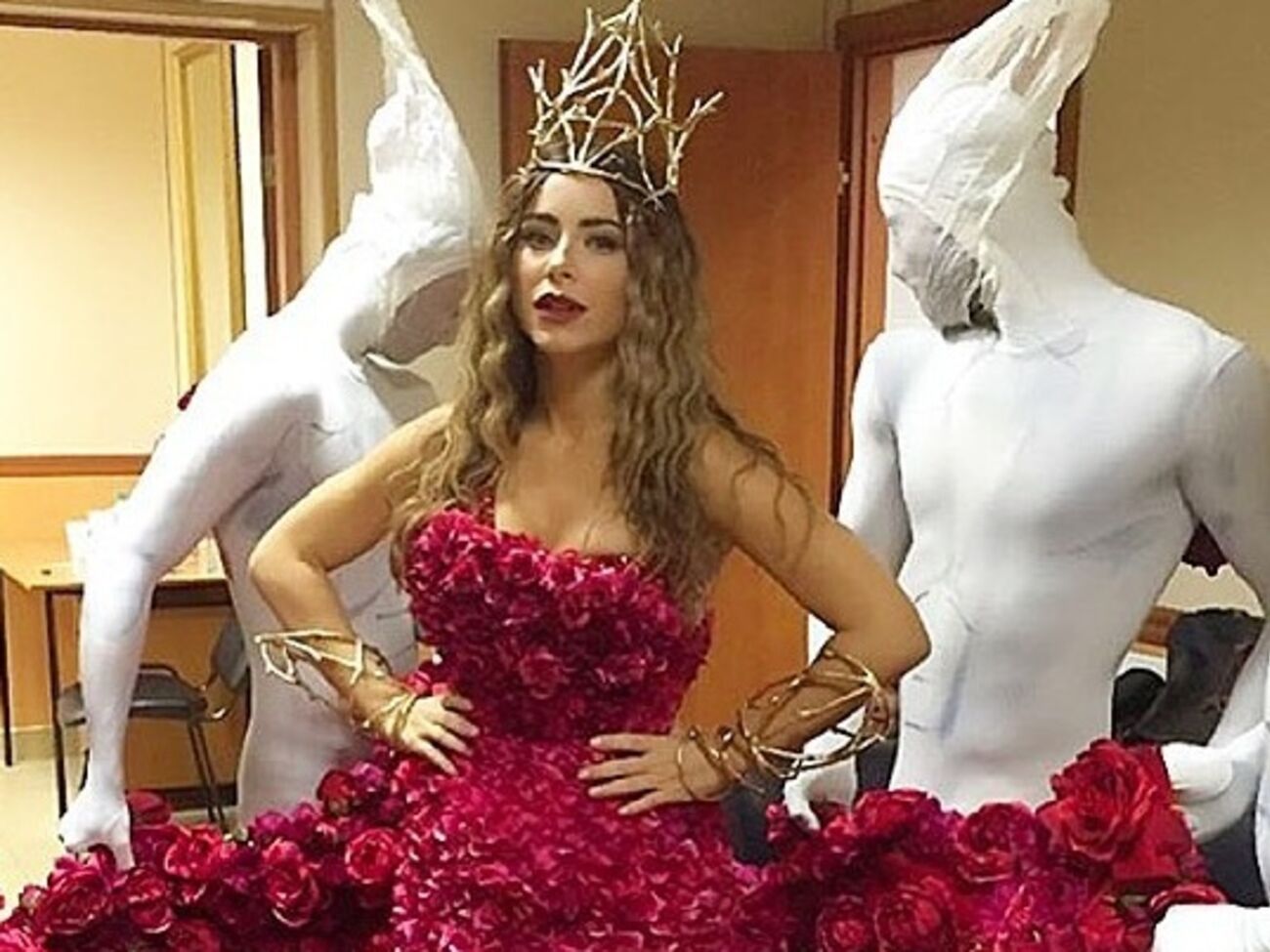 Ани Лорак получила "золотой граммофон" в наряде из роз