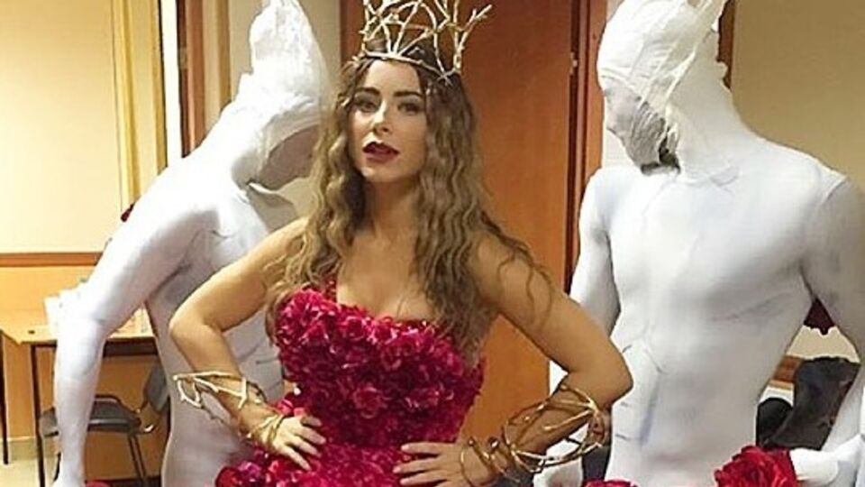 Ани Лорак получила "золотой граммофон" в наряде из роз