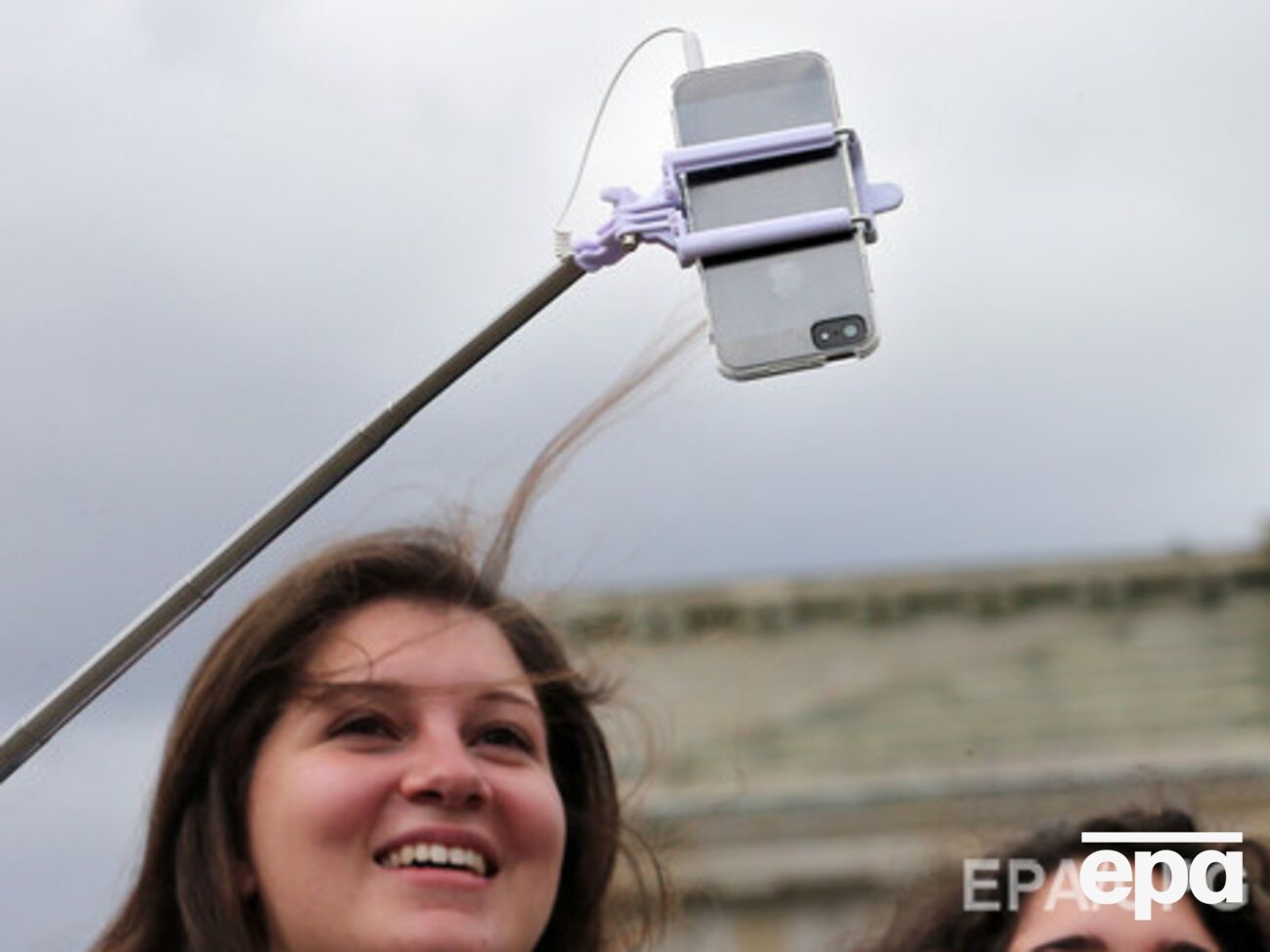 Девушка пыталась сделать селфи, но конструкция не выдержала ее веса