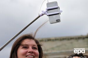 Девушка пыталась сделать селфи, но конструкция не выдержала ее веса
